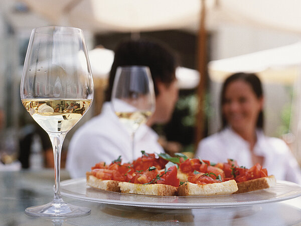 Blick au fein Paar im Restaurant - Essen im Vordergrund