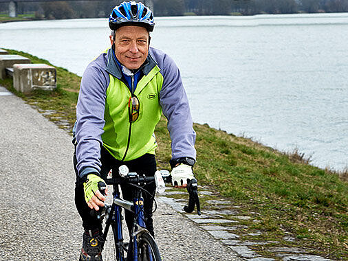 Radler am Rad neben der Donau