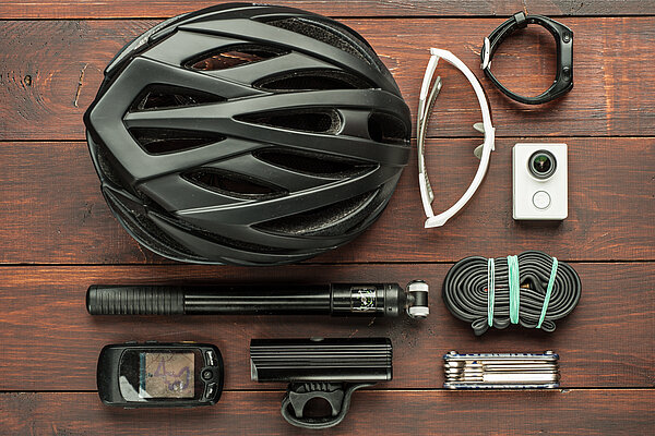 Helm, Fahrradpumpe, Sonnenbrillen, GPS und weitere wichtige Kleinigkeiten für die Radreise.