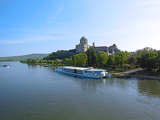 Die MS Primadonna auf der Donau vor dem Dom von Esztergom.